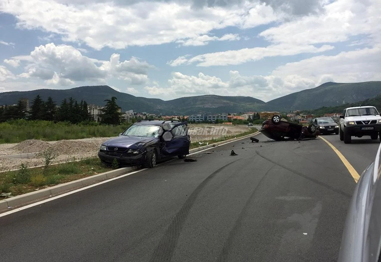 Teška prometna u Mostaru: Opel završio na krovu