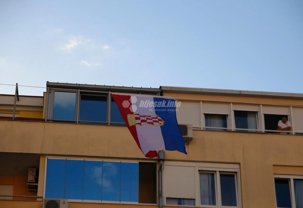 Mostar ''okićen'' zastavama Herceg-Bosne