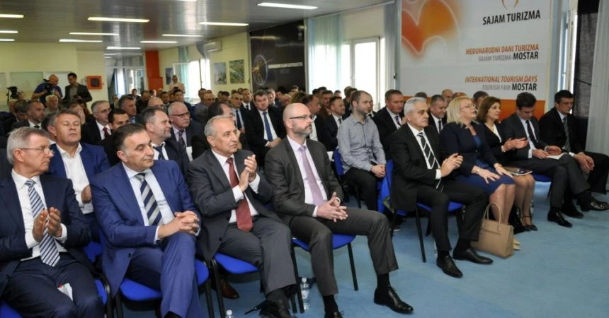 Osniva se Udruga bosanskohercegovačkih Hrvata 'Prsten'