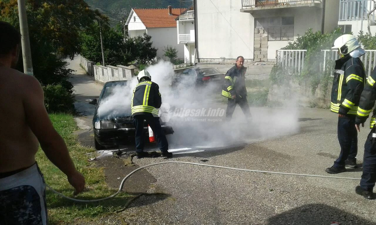 Mostar: Zapalio se automobil tijekom vožnje