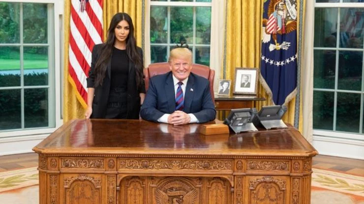 Kad Kim zamoli, Trump ne odbija - pomilovao baku dilericu