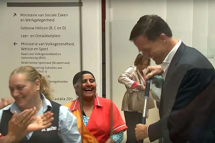 Premijer prosuo kavu, pa sam očistio pod