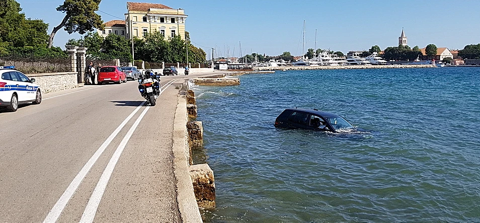 VIDEO | Divljao s Golfom, pa završio u moru