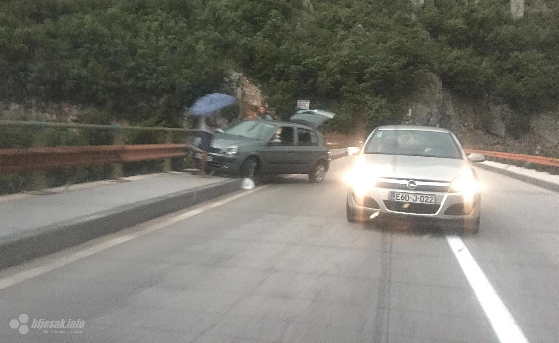 M-17: Cliom se zabio u zaštitnu ogradu na mostu