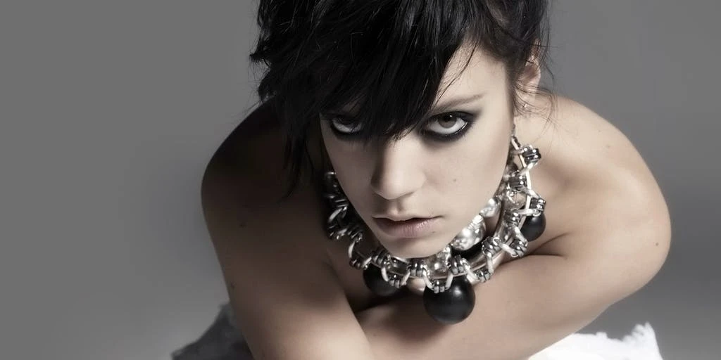 Britanska pjevačica Lily Allen se 'ubijala' votkom kako bi smršala