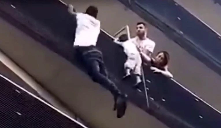 Migrant se popeo na zgradu da bi spasio dječaka koji je visio s balkona