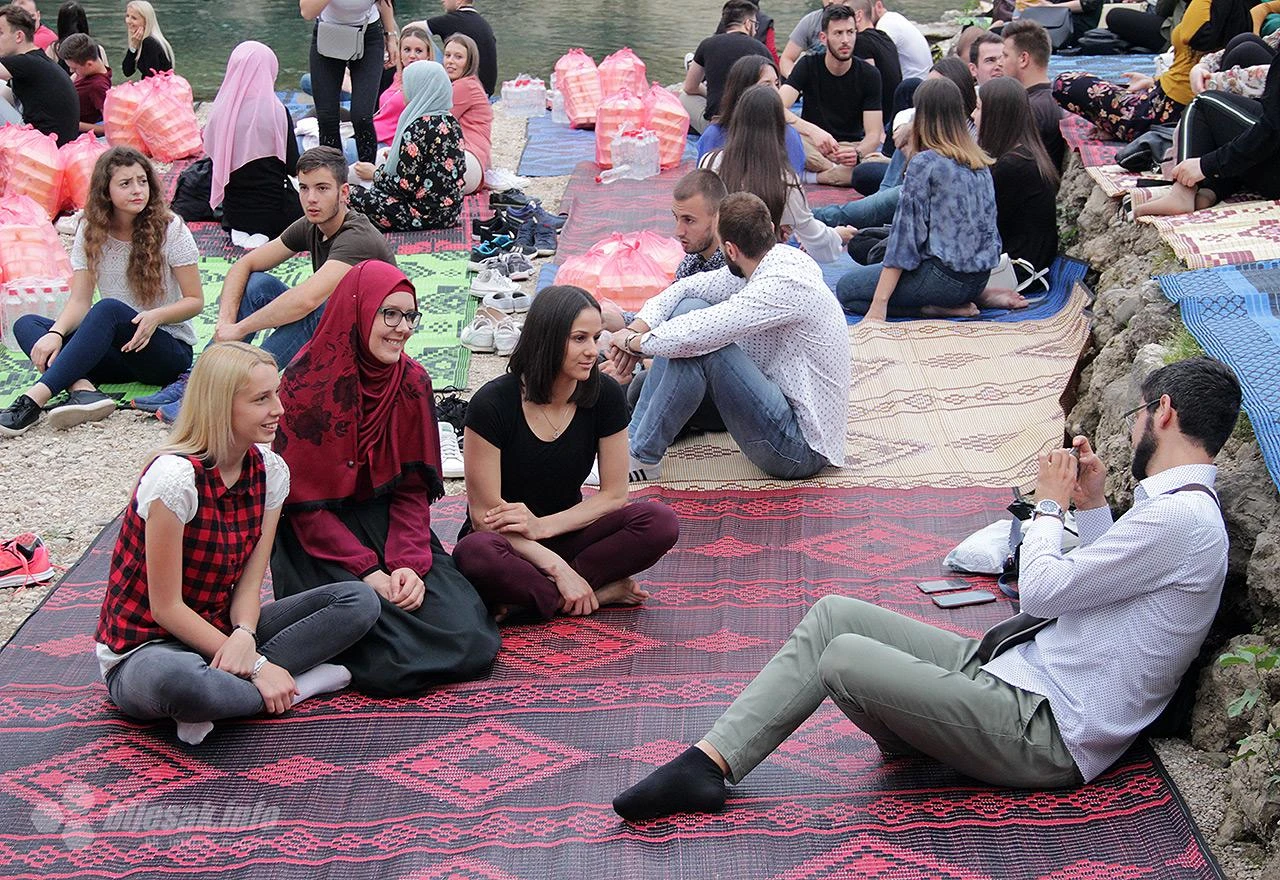 Tradicionalni omladinski iftar ispod Starog mosta okupio tisuću mladih iz BiH