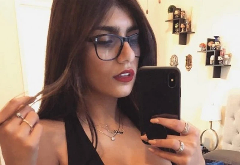 Najpopularnija pornodiva ponudila utjehu vrataru Liverpoola