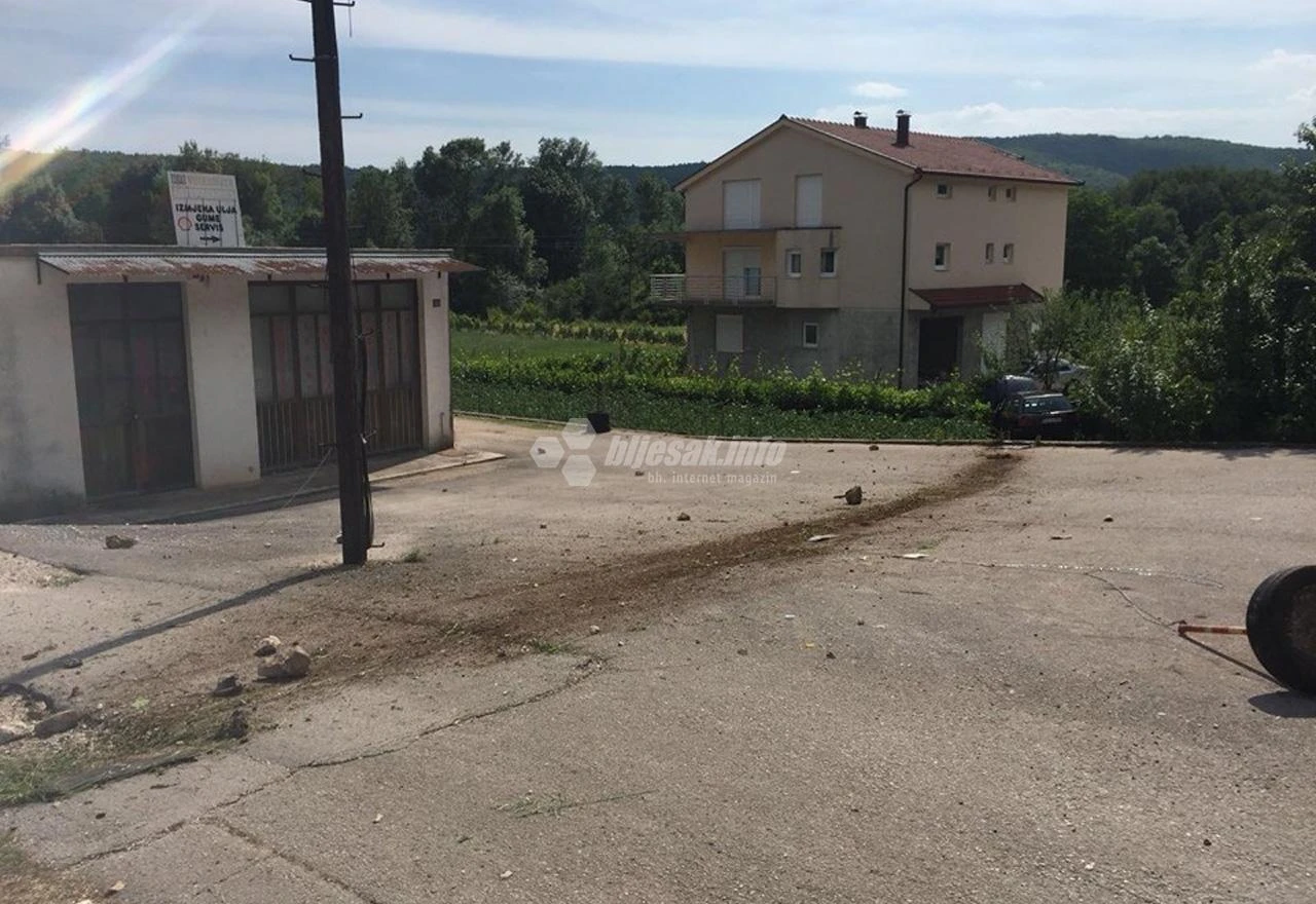 Stravična prometna u Grudama: Jedan Audi ''zgužvan'', drugi završio u dvorištu kuće