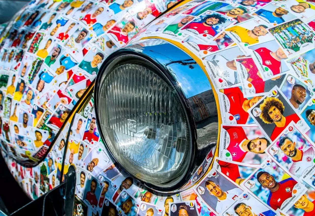 Fanatik oblijepio svoj auto s 15.000 Panini sličica