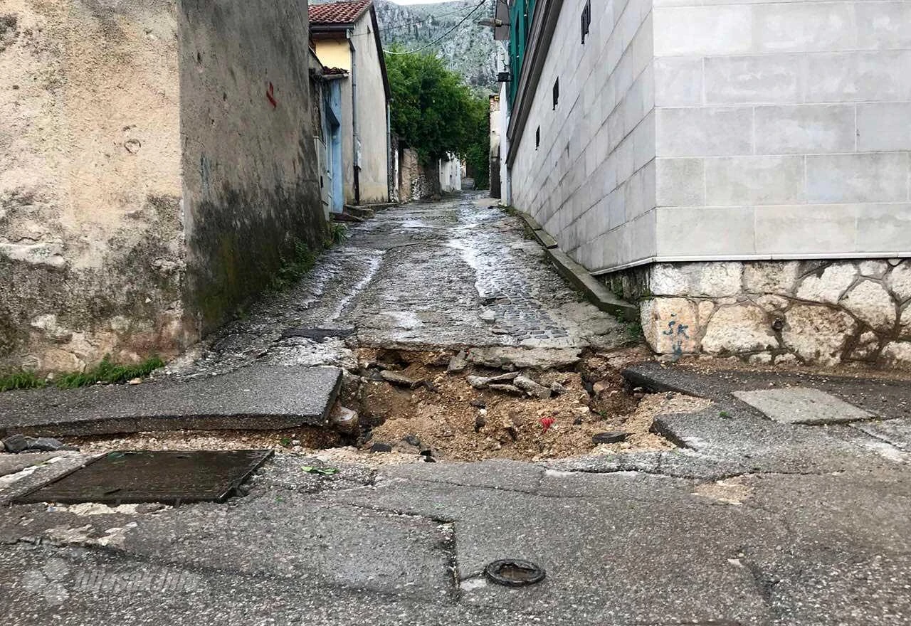 Mostar: Nevrijeme 'otvorilo' rupu na cesti