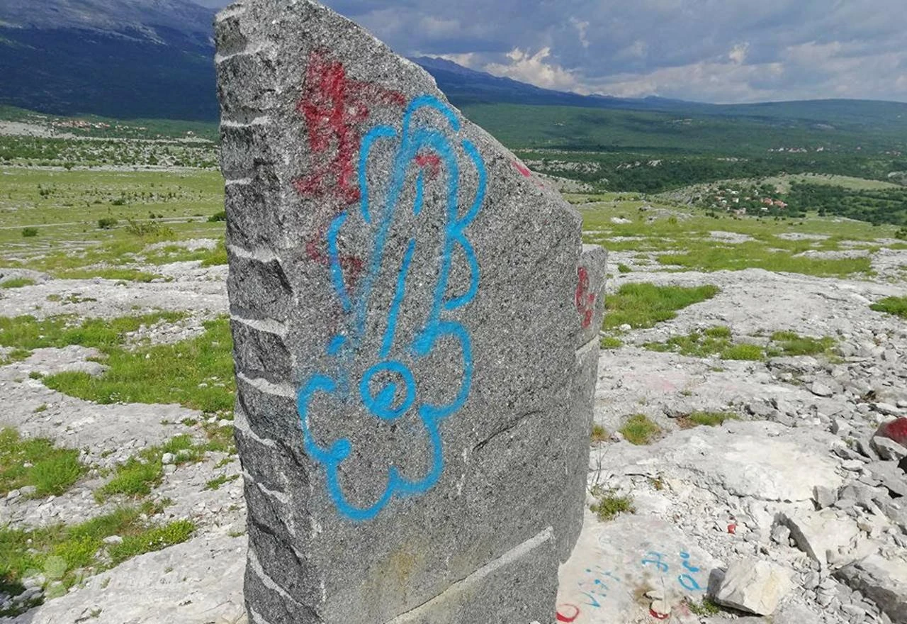 Oskrnavljen spomenik hrvatskim braniteljima na Medržan glavi