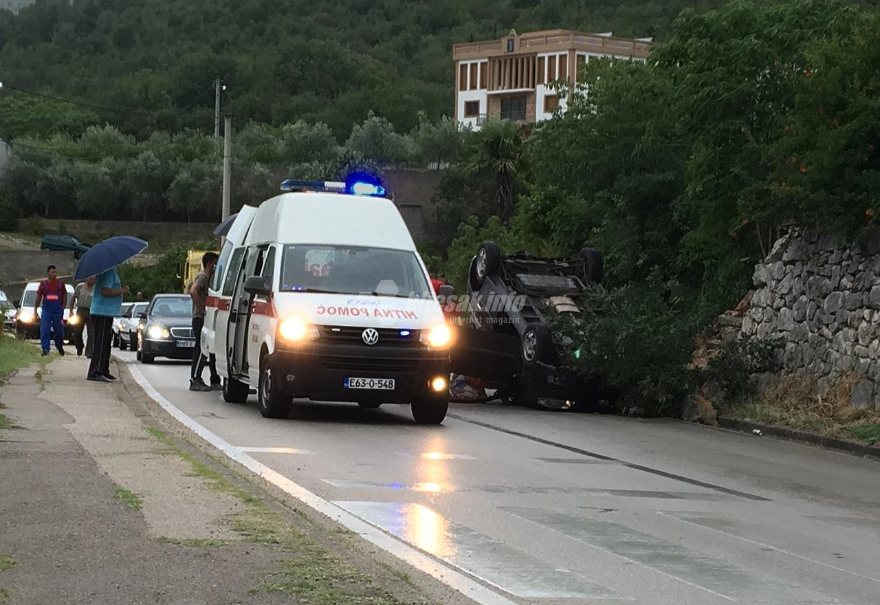 Čapljina: Hyundai se zabio u zid i završio na krovu