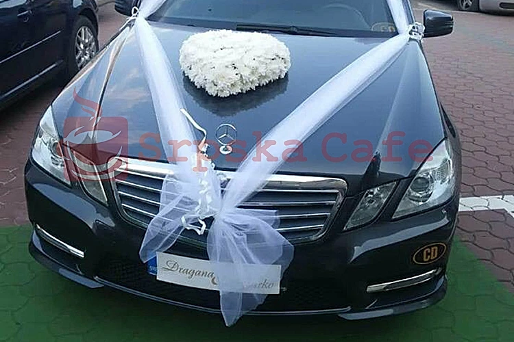 Demant Veleposlanstva: Mercedes iz svatovske kolone nije naš