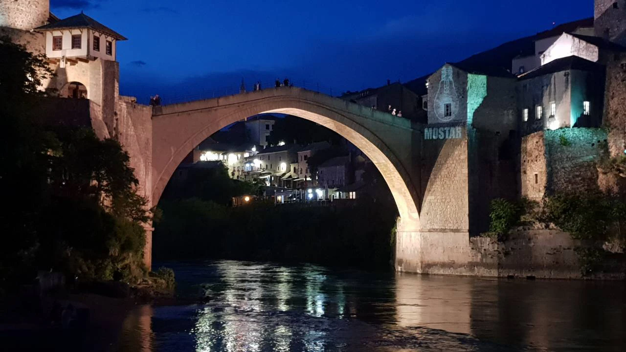 Mostar: Upaljeno svjetlo za mlade na Starom mostu