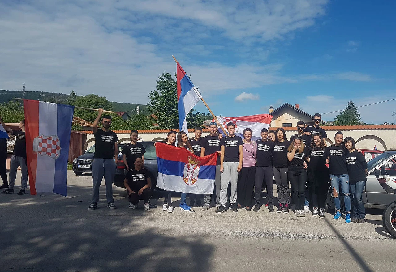 Drvar: Maturanti proslavili zadnji dan školovanja s hrvatskim i srpskim zastavama