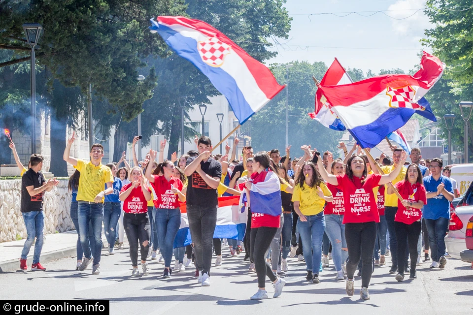 Grude: Tradicionalnim defileom maturanti proslavili zadnji dan nastave