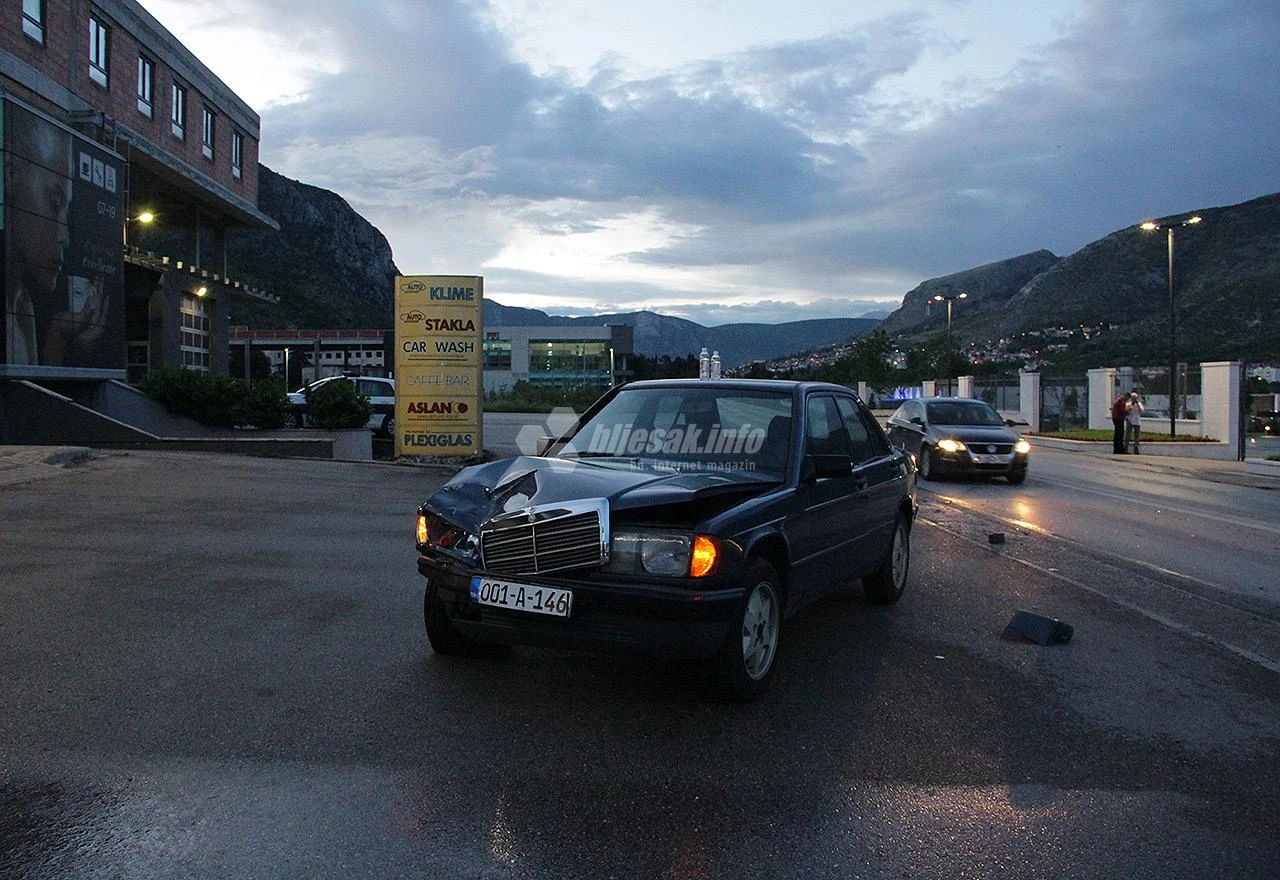 Mostar: Bez ozlijeđenih u sudaru dva automobila