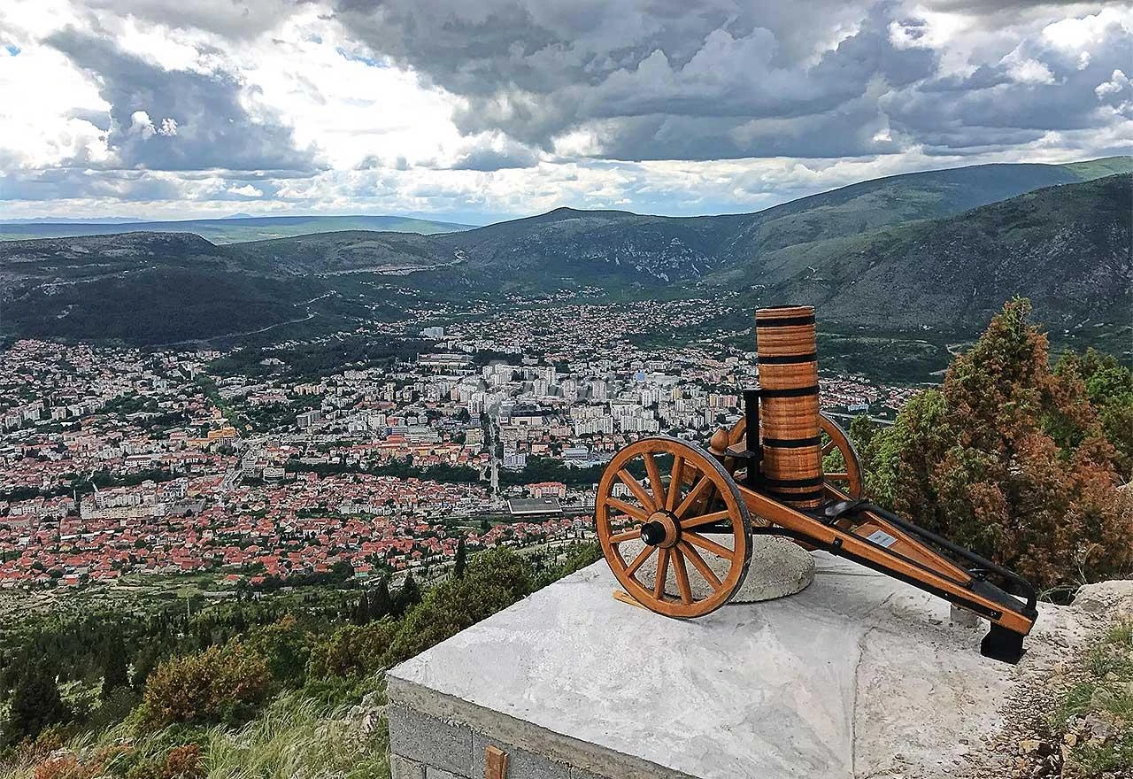 Skakin top iznad Mostara