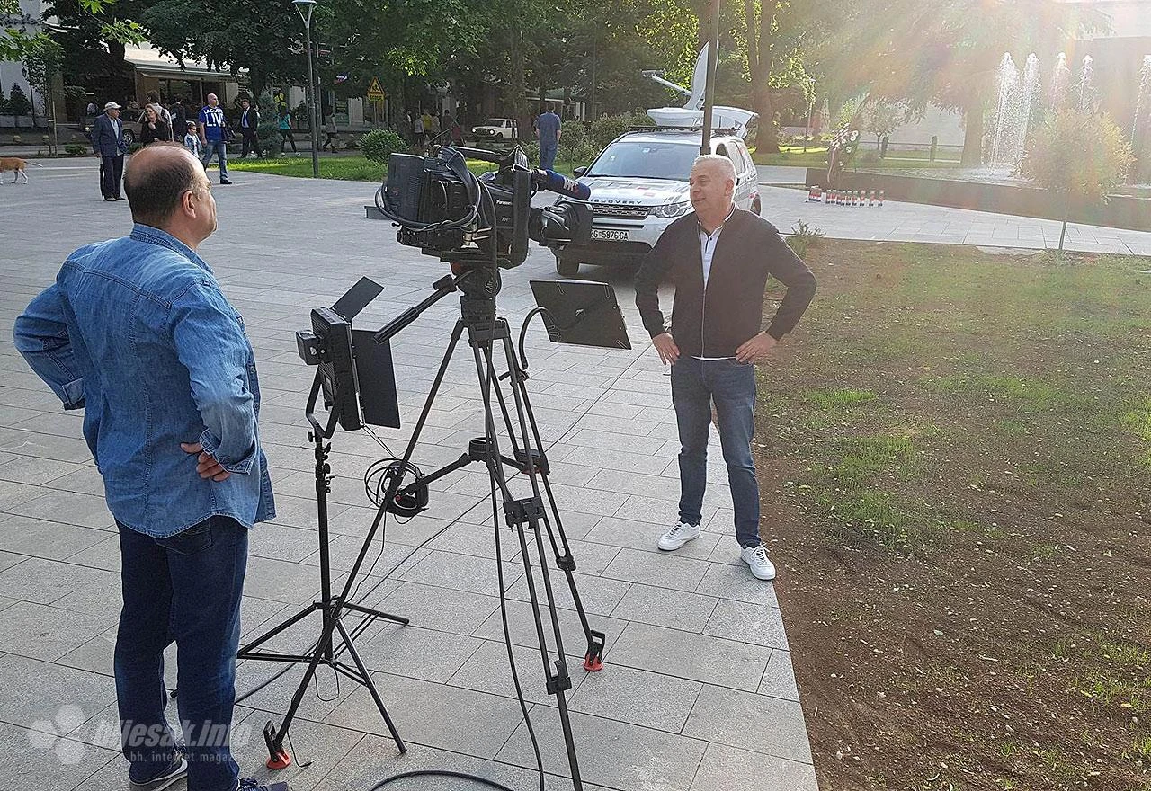 Crveni tepih na mostarski način: Red glamura, red smeća
