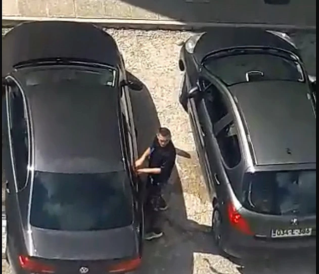 VIDEO | Mostar: Snimljen kako obija automobil usred bijela dana