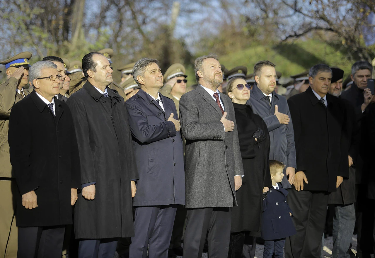Zvizdić diže ruke, Sebiji otvoren put?