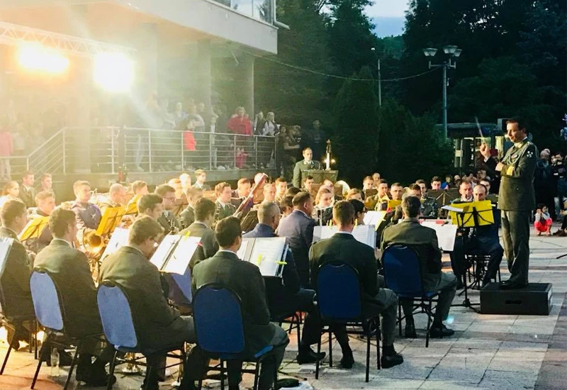 Vojni orkestari Oružanih snaga BiH i Republike Austrije oduševili Vitežane
