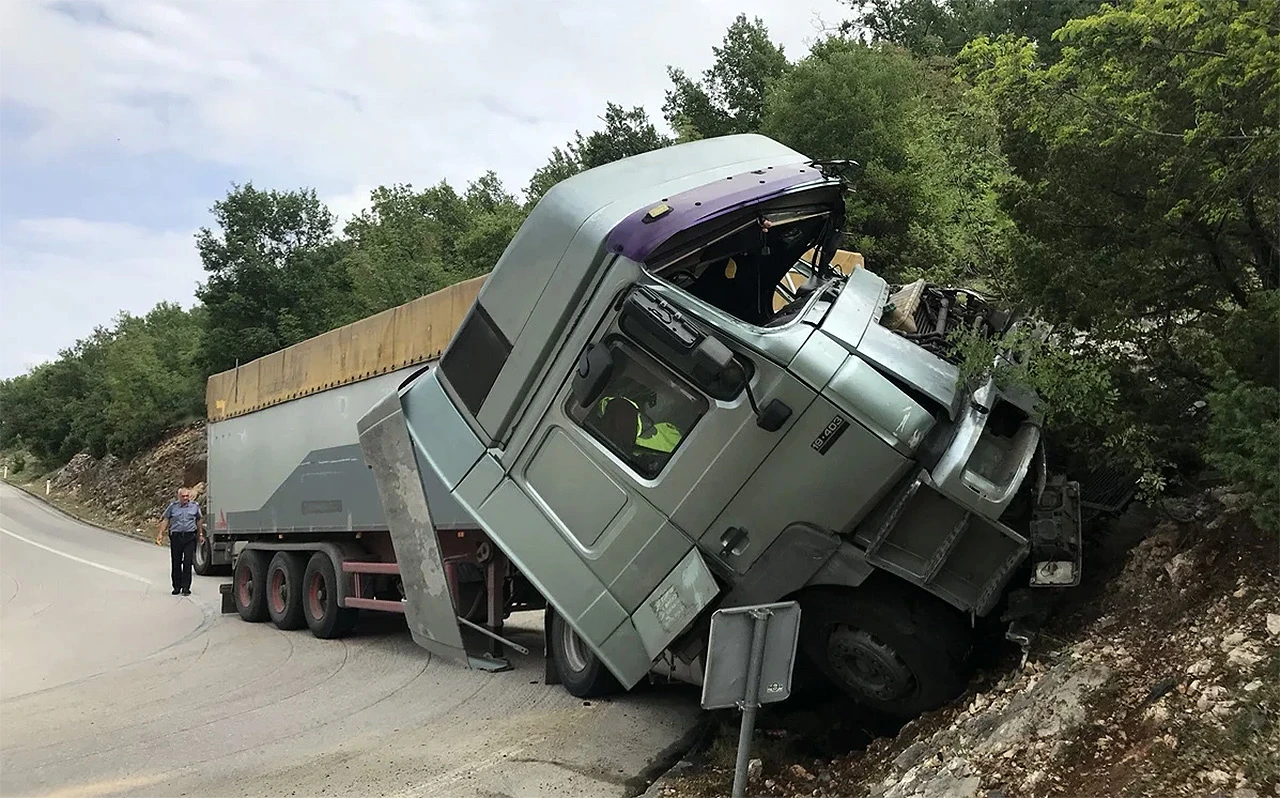 Kamion kod Bune sletio s ceste, 38-godišnjak teško ozlijeđen
