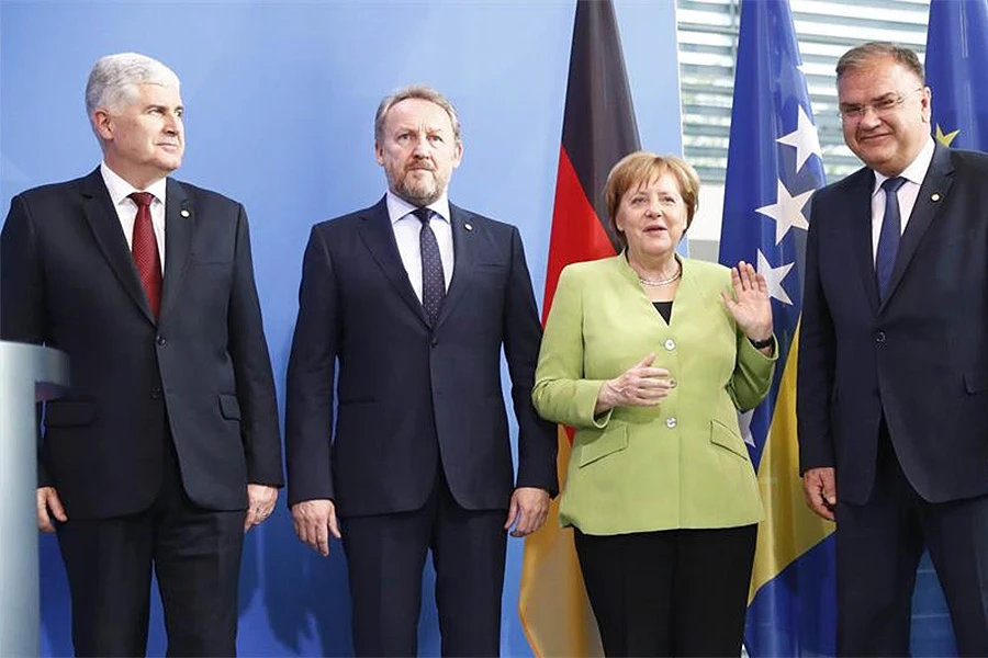 Merkel tri sata ispitivala članove Predsjedništva