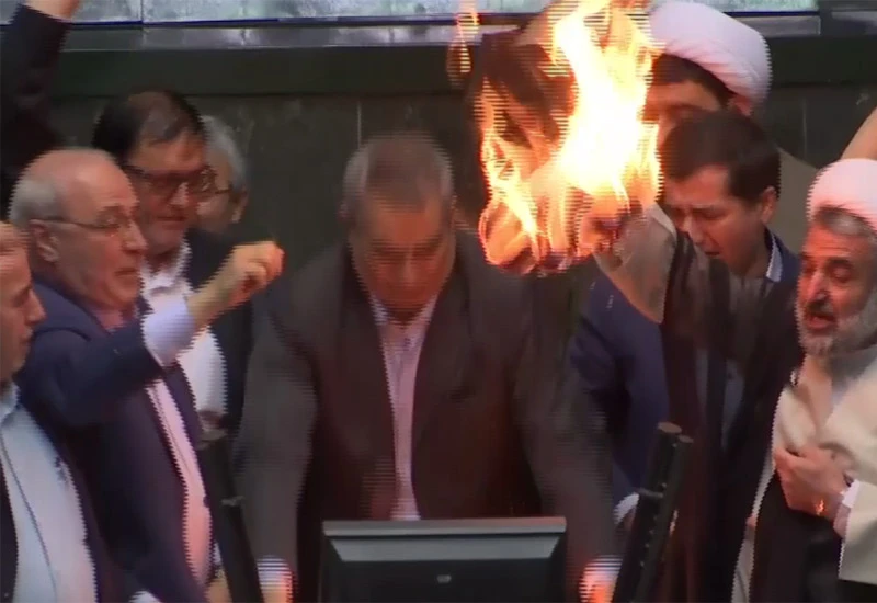Iranski zastupnici zapalili američku zastavu