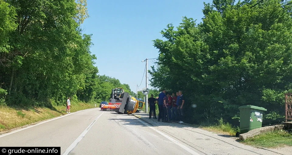 Grude: Bager skliznuo s labudice i završio na cesti