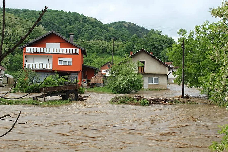 Posljedice nevremena u BiH: Izlila se rijeka, poplavljene kuće, obustave prometa