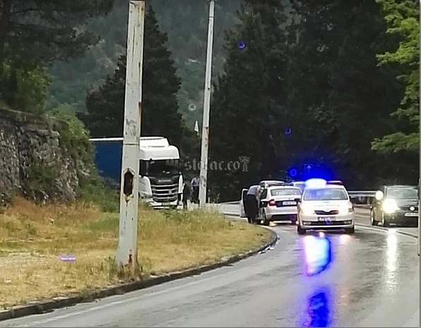Stolac: Golf izletio s ceste nakon sudara s kamionom