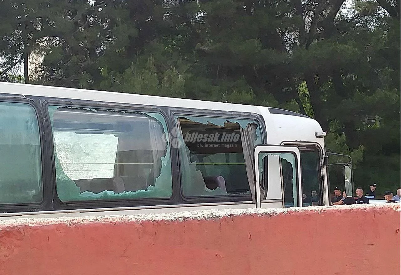 Kamenovan autobus navijača Širokog