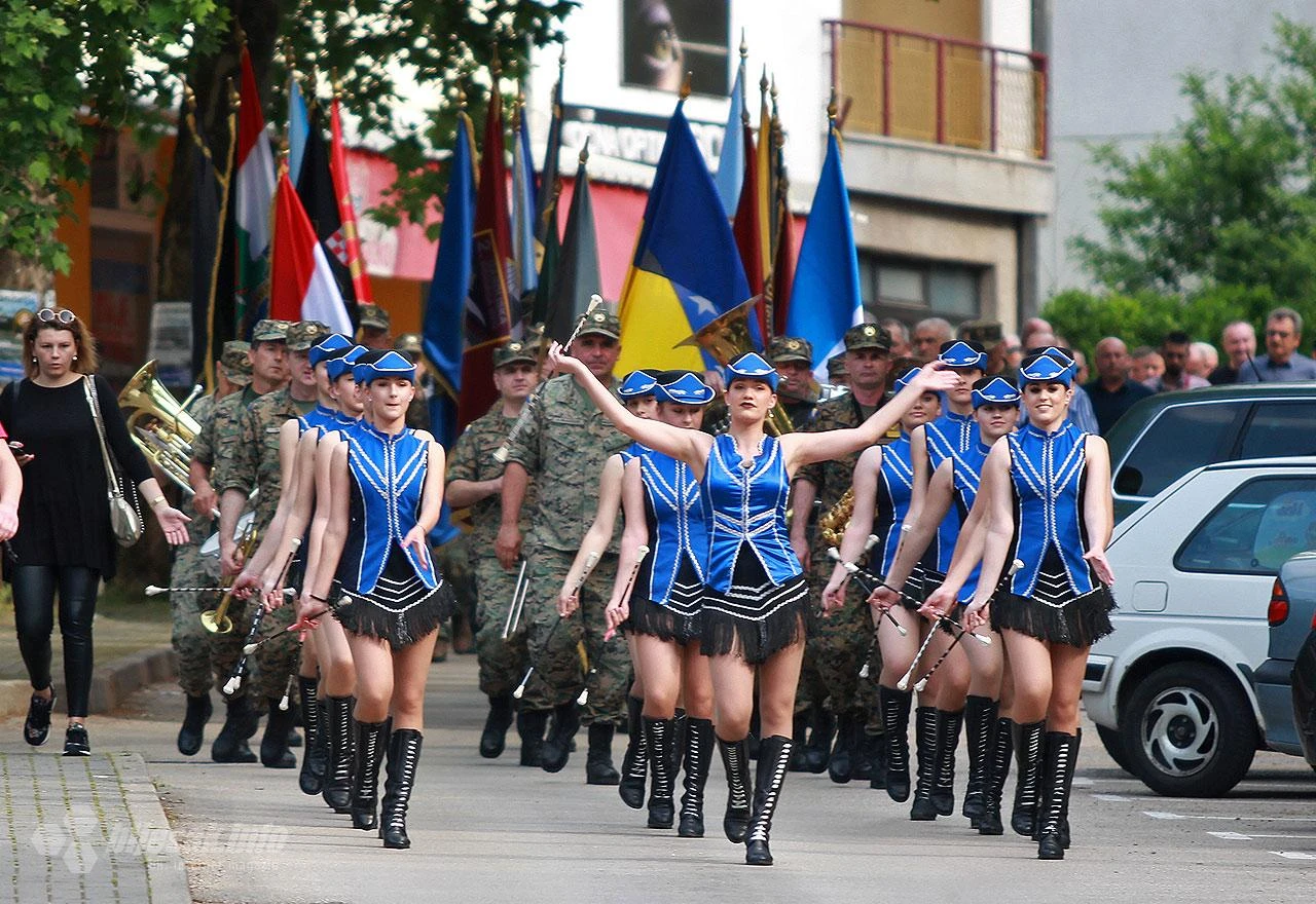Široki Brijeg: Mimohodom sa stjegovima ratnih postrojbi obilježen Dan hrvatskih branitelja