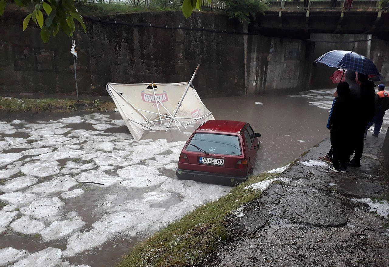 Nevrijeme napravilo kaos: Ulice poplivale, tuča napravila štetu