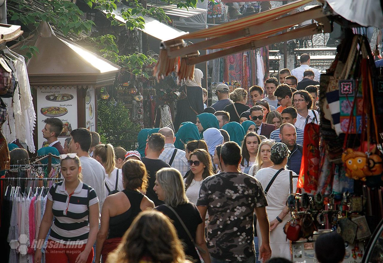 Maturanti Karađoz-begove medrese prodefilirali gradom i oduševili turiste 