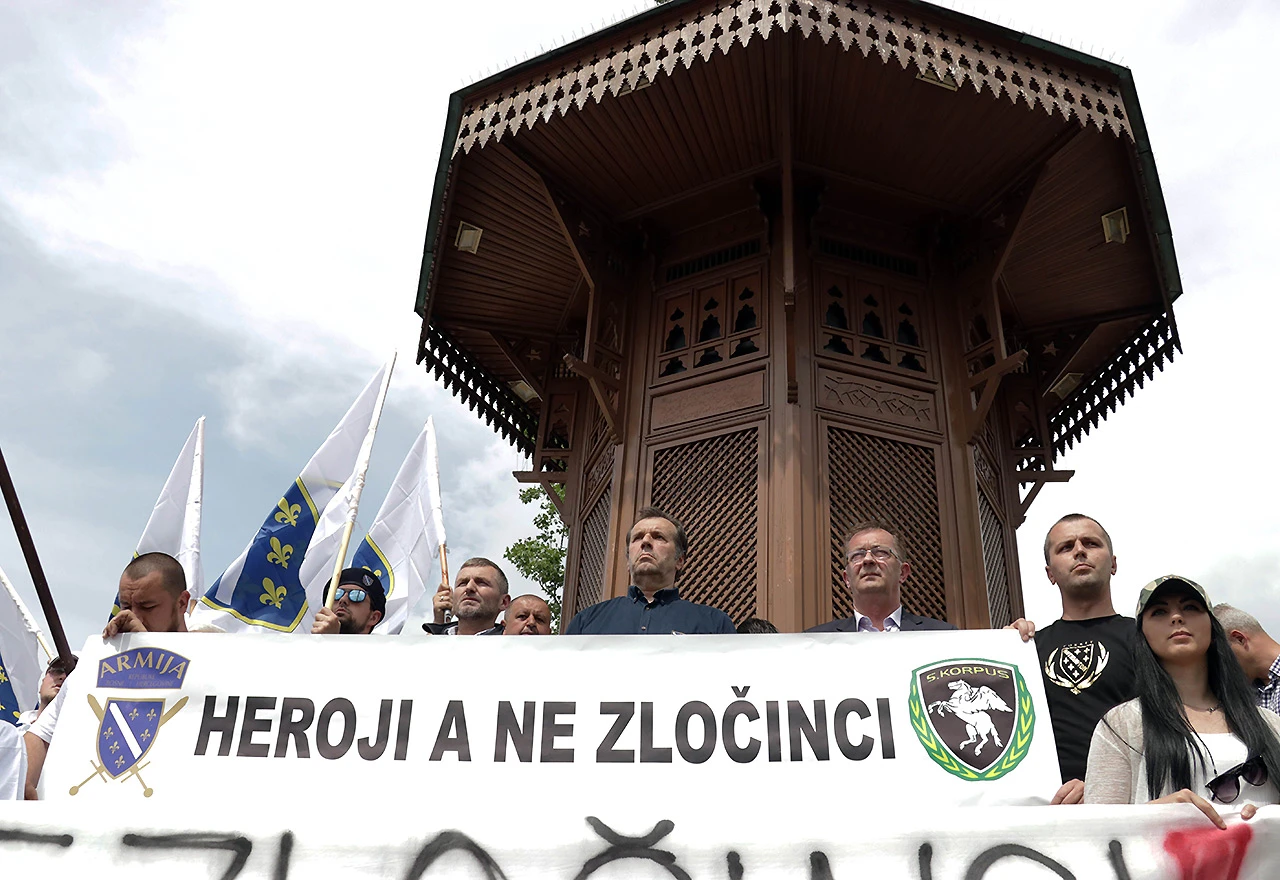 Više desetina građana na mitingu podrške generalu Dudakoviću