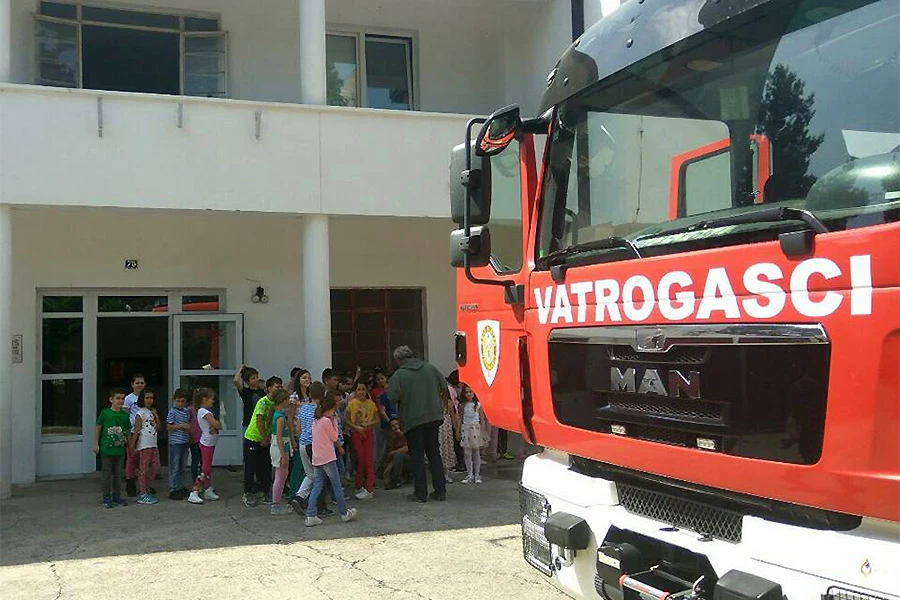 VIDEO | Mališani se upoznali s radom mostarskih vatrogasaca
