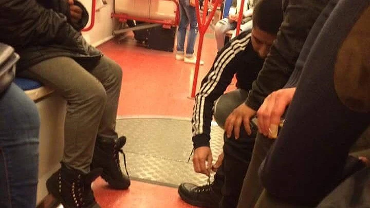 Mladić bosonogom dječaku iz Sirije poklonio svoje cipele