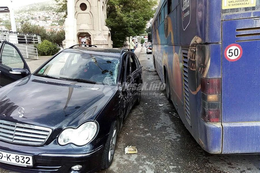 Mostar: Sudar autobusa i automobila