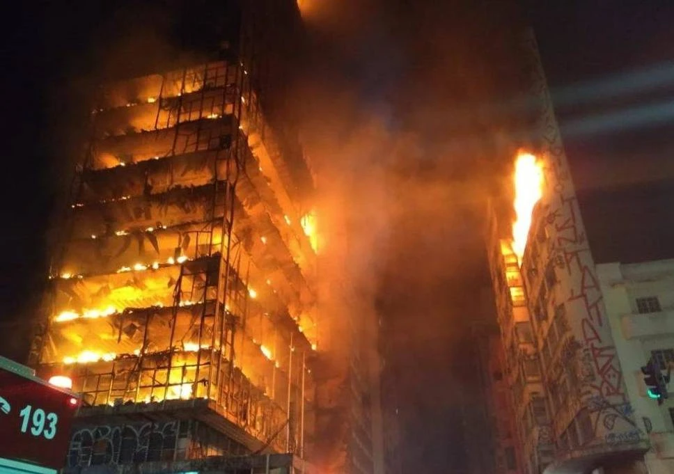 Srušila se zapaljena  26-katna zgrada