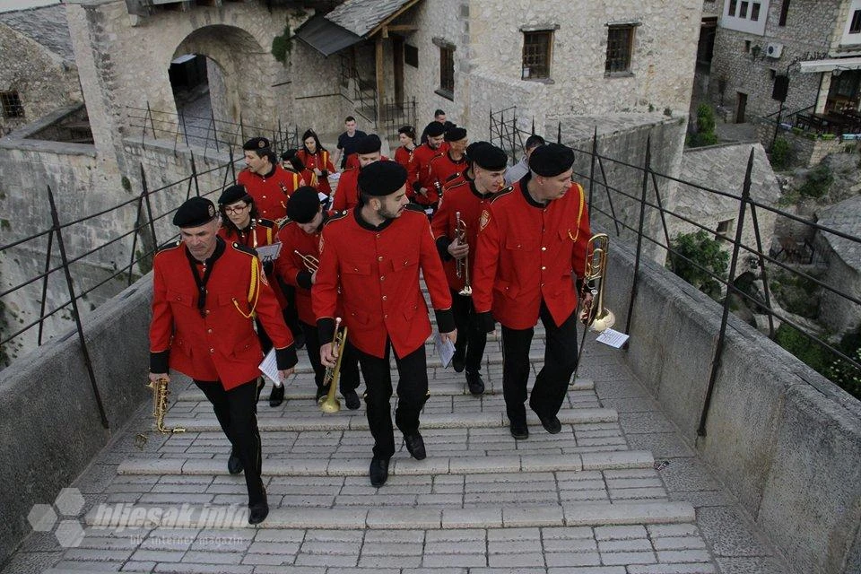 Mostarce probudila tradicionalna ''Prvosvibanjska budnica''