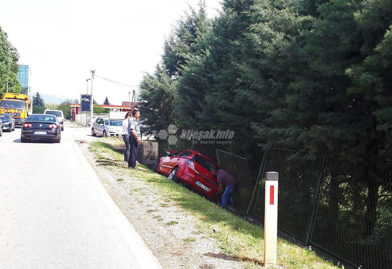 Široki Brijeg: Teži sudar na Trnskoj cesti, Astra završila u jarku