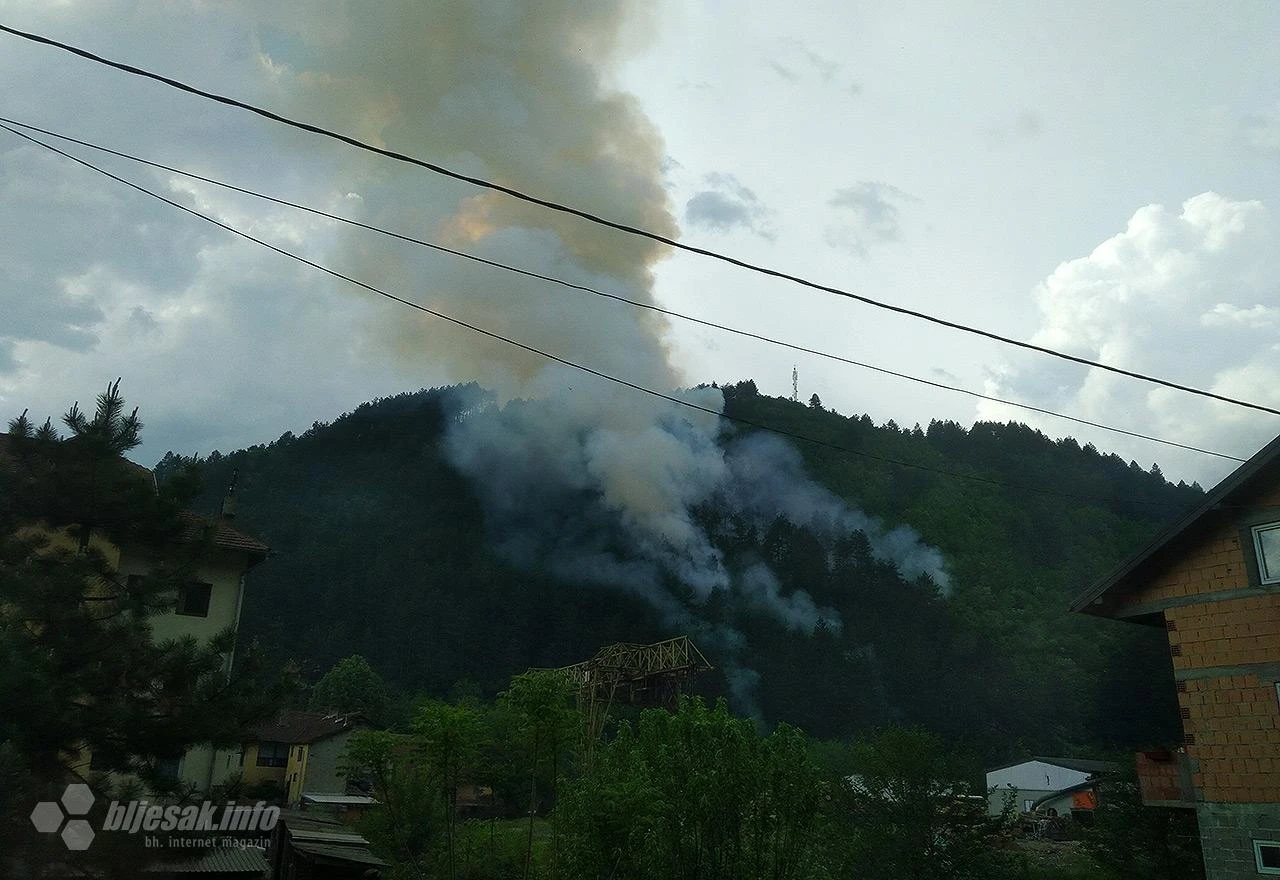 Požar u Konjicu ugrozio kuće, zaustavljen i željeznički promet