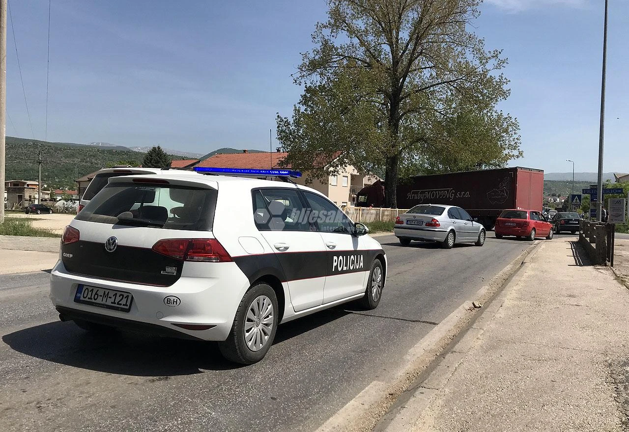 Široki Brijeg: Šleper se pokvario i ostao prepriječen na cesti
