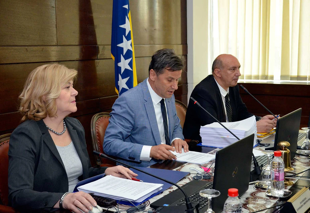 Federacija se opet zadužuje