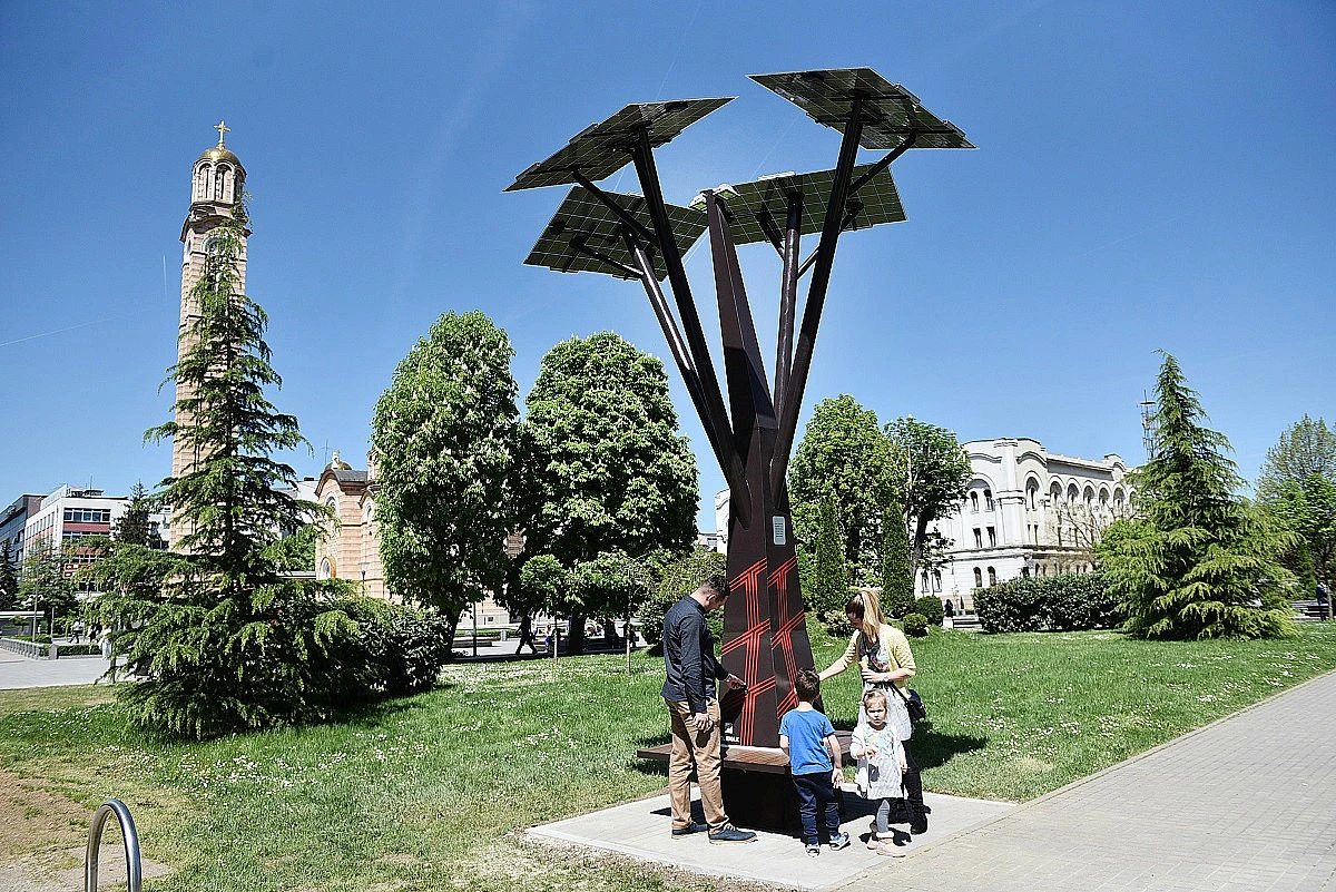 Banja Luka dobila solarno drvo za punjenje mobitela