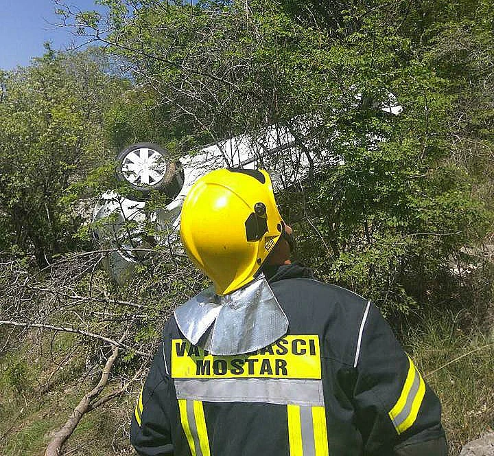 Mostar: Automobilom sletio u provaliju