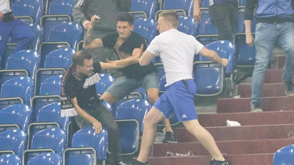 Tučnjava navijača Schalkea i Eintrachta: Ručni sat kao ''bokser"!?